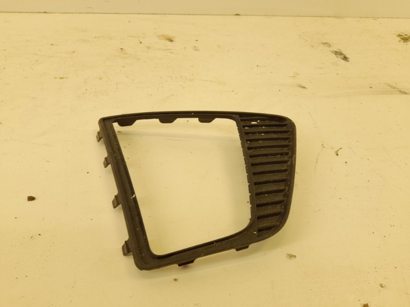 Рамка противотуманной фары правой