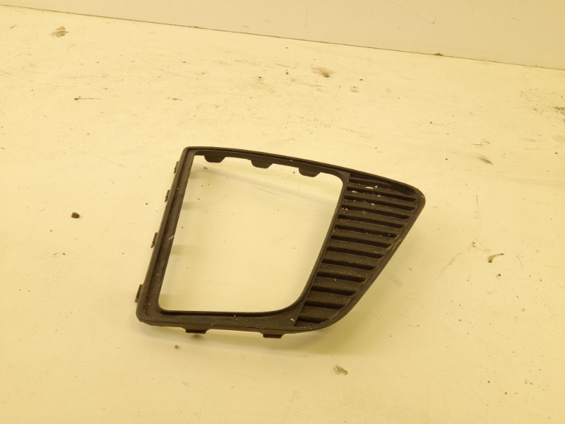 Рамка противотуманной фары правой