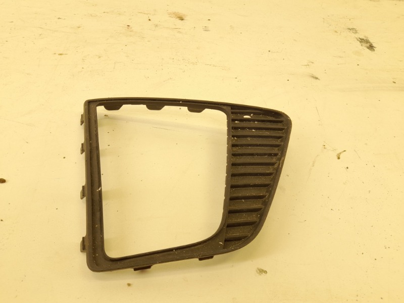 Рамка противотуманной фары правой