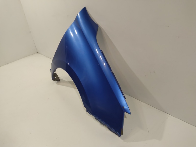 Крыло переднее правое