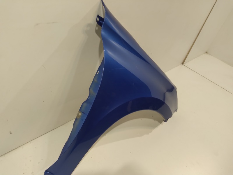 Крыло переднее правое