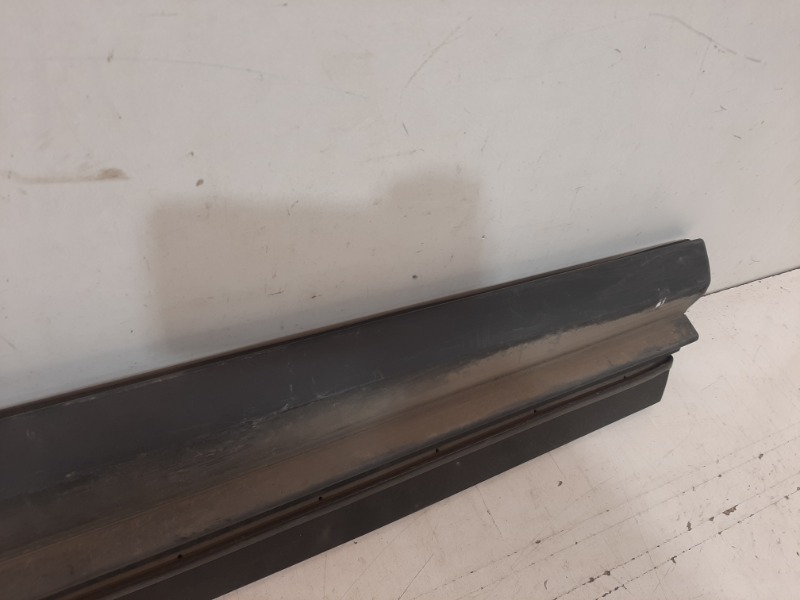 Накладка двери передней правой