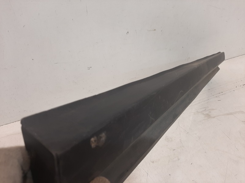 Накладка двери передней правой