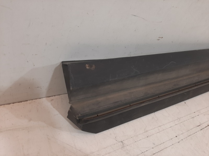 Накладка двери передней правой