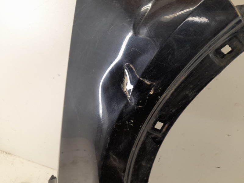 Крыло переднее правое