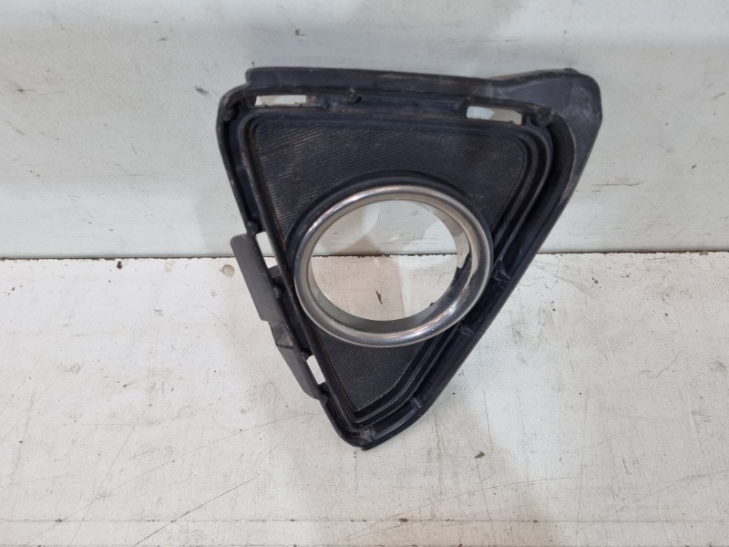 Рамка противотуманной фары правой