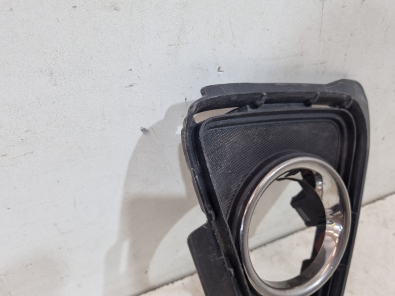 Рамка противотуманной фары правой