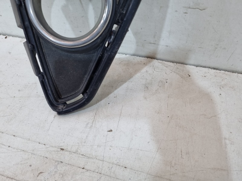 Рамка противотуманной фары правой