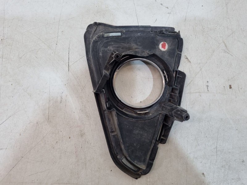 Рамка противотуманной фары правой