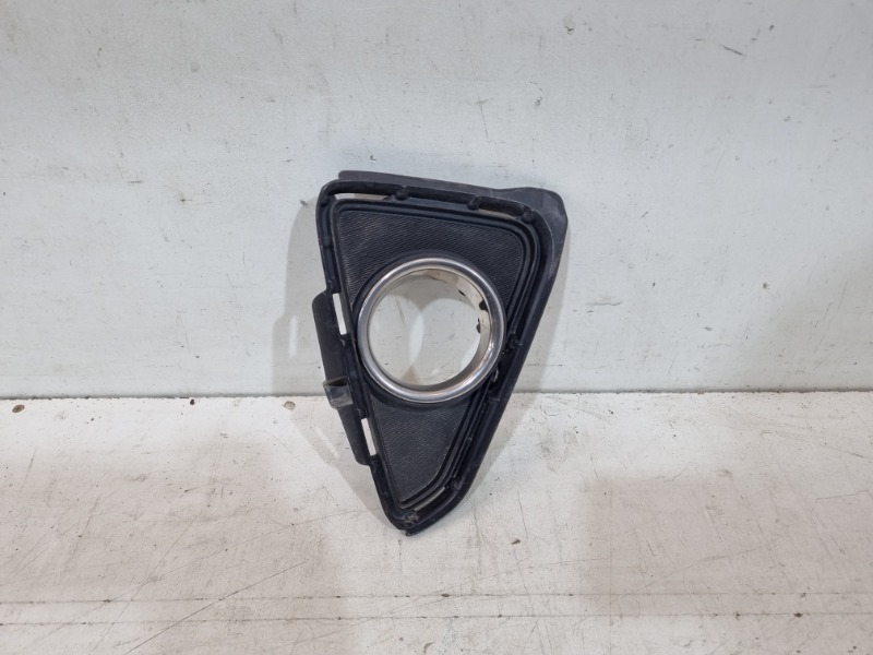 Рамка противотуманной фары правой