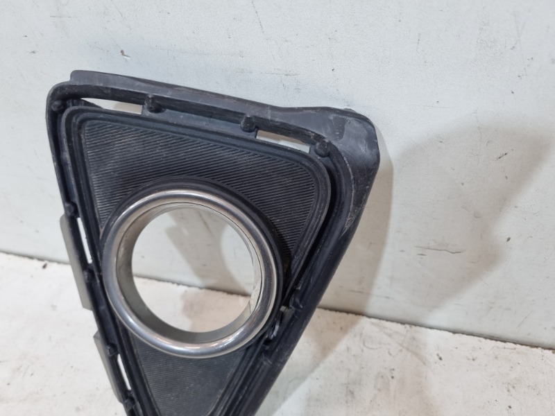 Рамка противотуманной фары правой