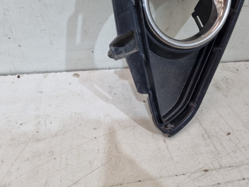 Рамка противотуманной фары правой