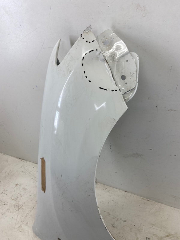 Крыло переднее правое