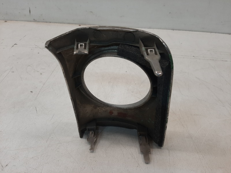 Рамка противотуманной фары правой