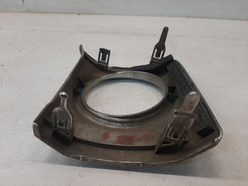 Рамка противотуманной фары правой