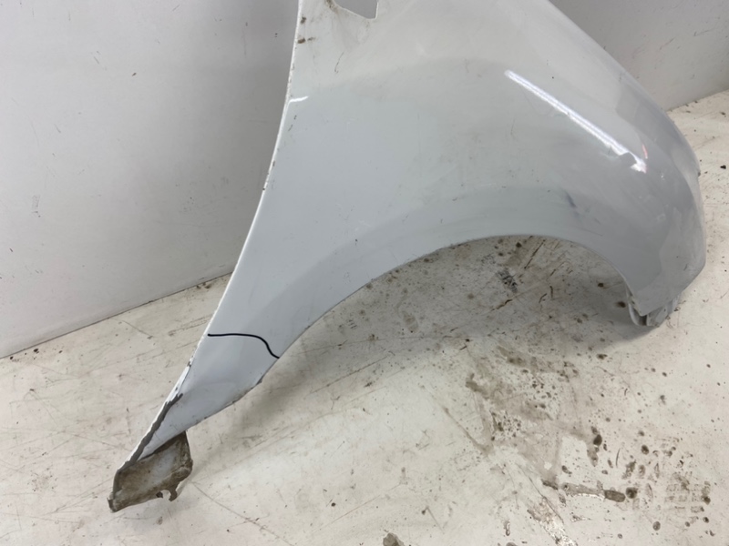 Крыло переднее правое