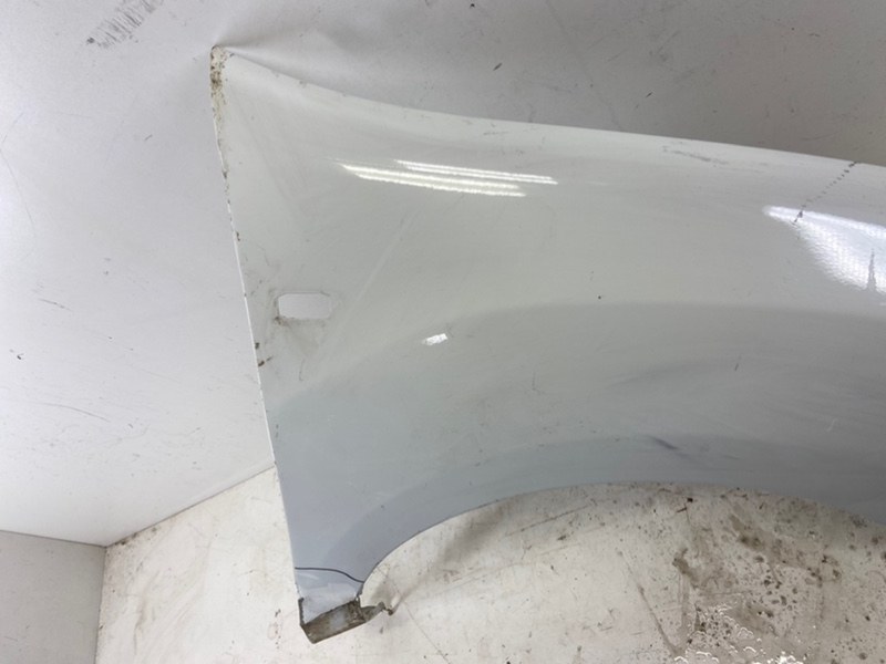 Крыло переднее правое