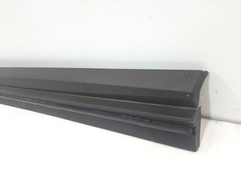 Накладка двери передней правой