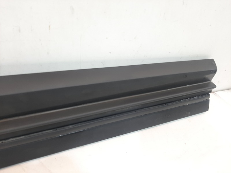 Накладка двери передней правой