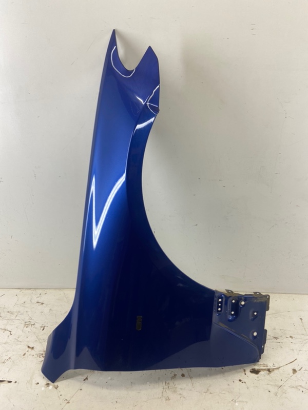 Крыло переднее правое