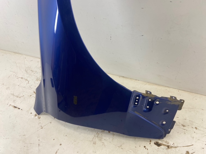 Крыло переднее правое