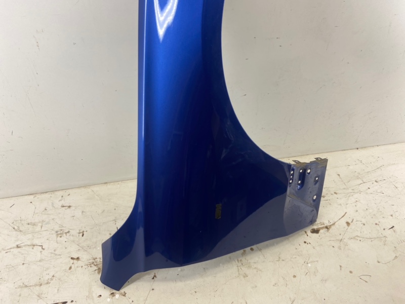 Крыло переднее правое