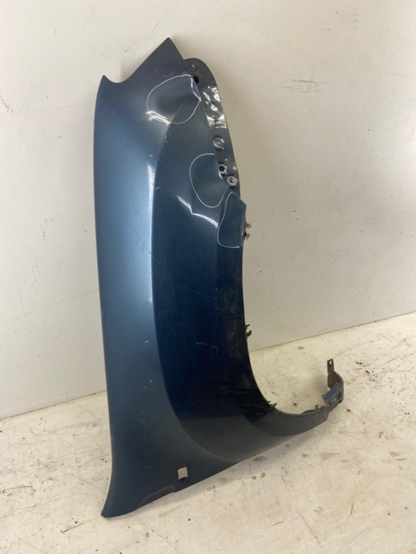 Крыло переднее правое