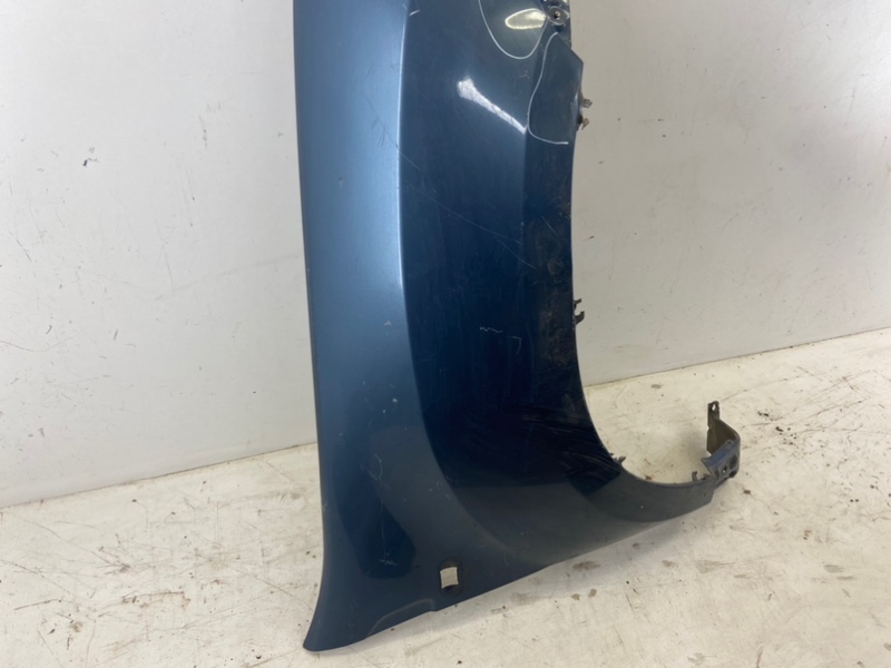 Крыло переднее правое