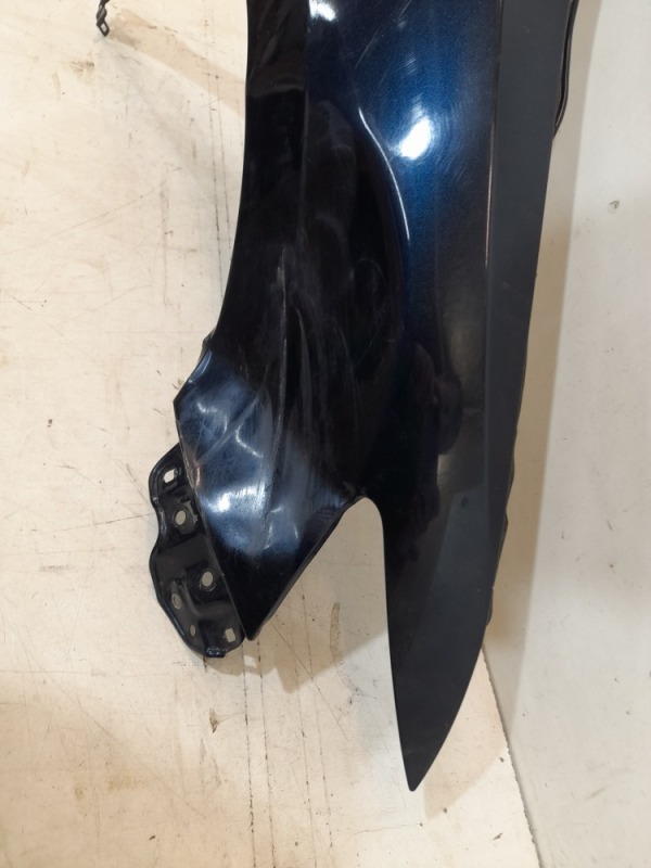 Крыло переднее правое