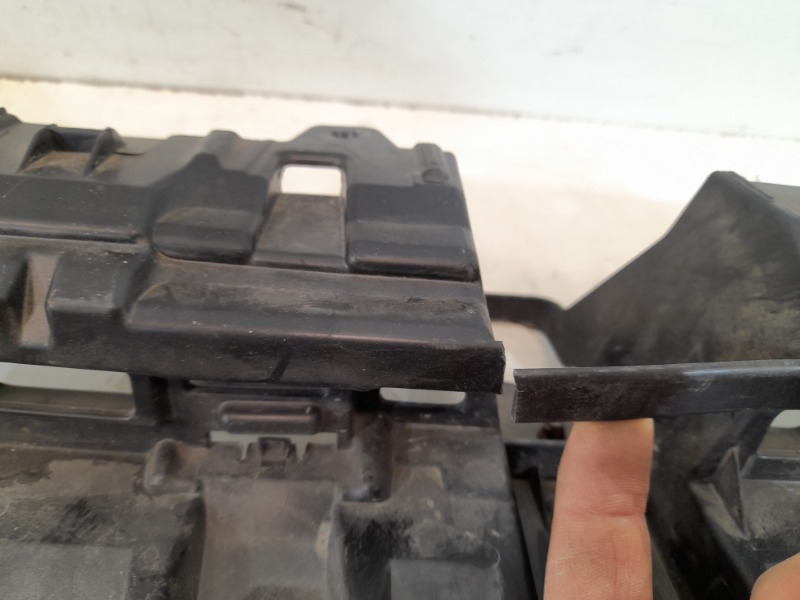 Кронштейн решетки радиатора