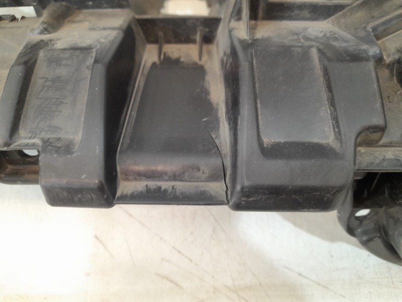 Кронштейн решетки радиатора