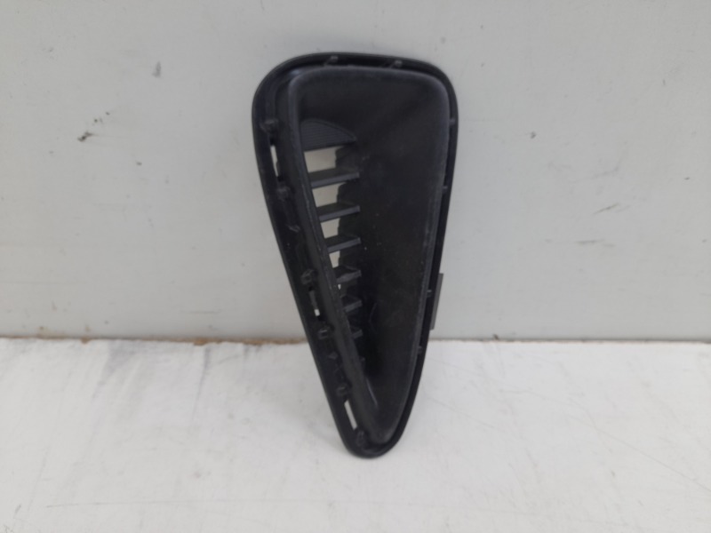 Заглушка бампера правая