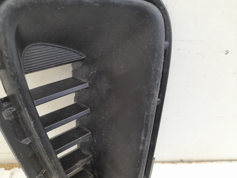 Заглушка бампера правая