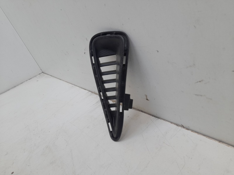 Заглушка бампера правая