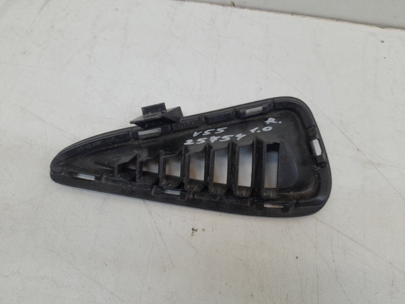 Заглушка бампера правая