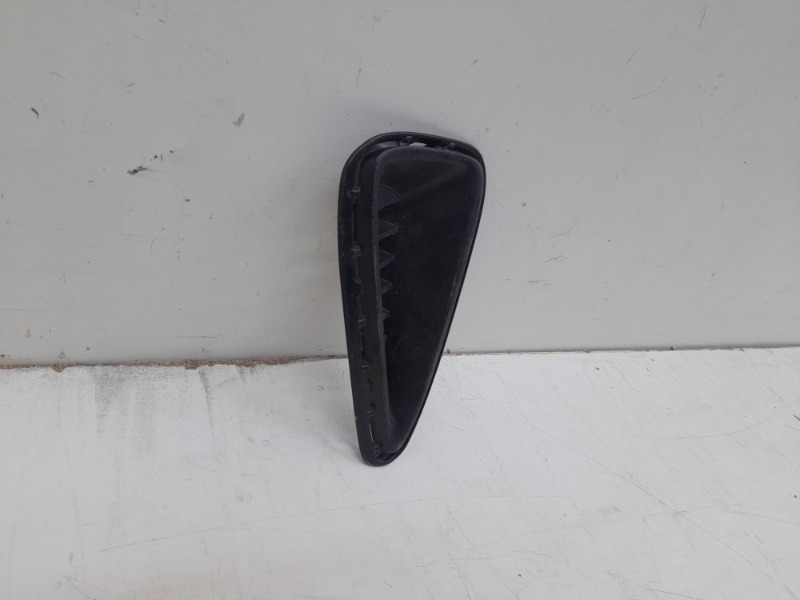 Заглушка бампера правая