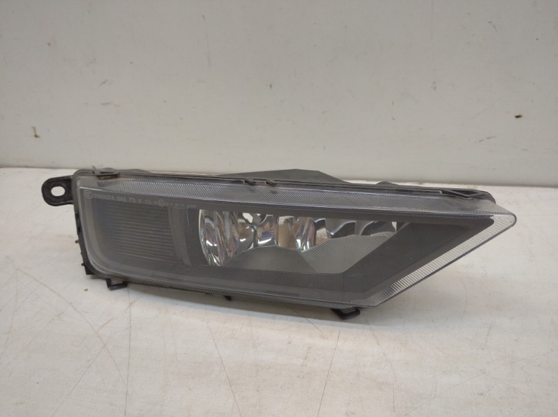 Фара противотуманная правая