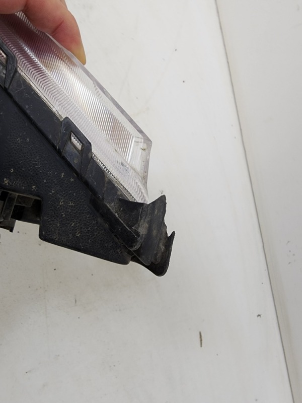 Фара противотуманная левая