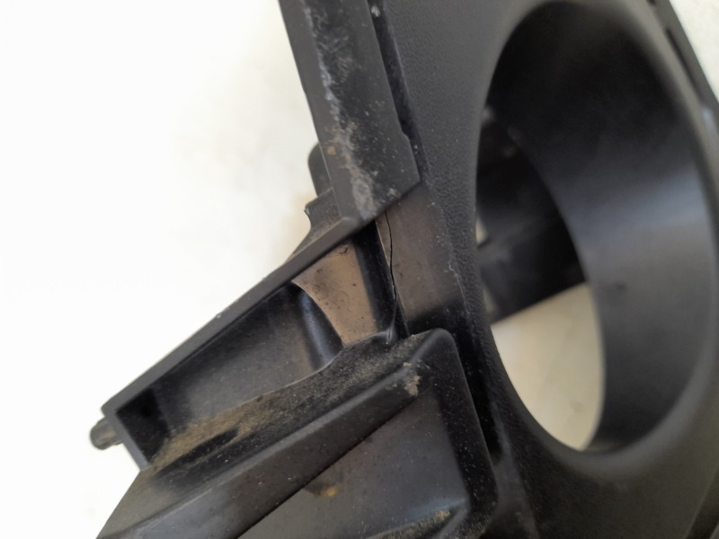 Рамка противотуманной фары правой