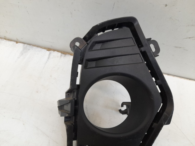 Рамка противотуманной фары правой