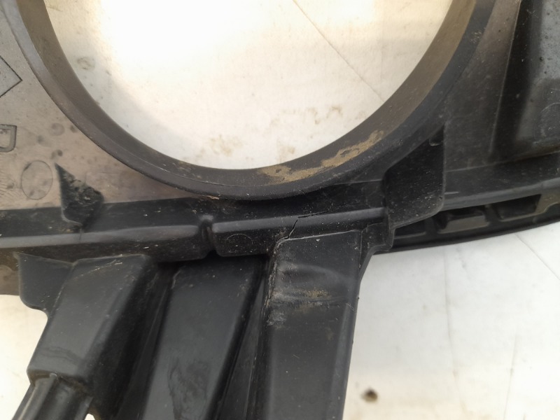 Рамка противотуманной фары правой