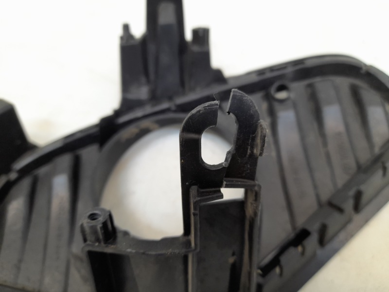 Рамка противотуманной фары правой