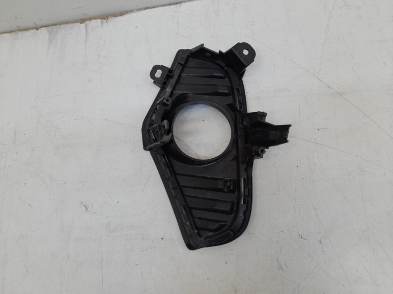 Рамка противотуманной фары правой