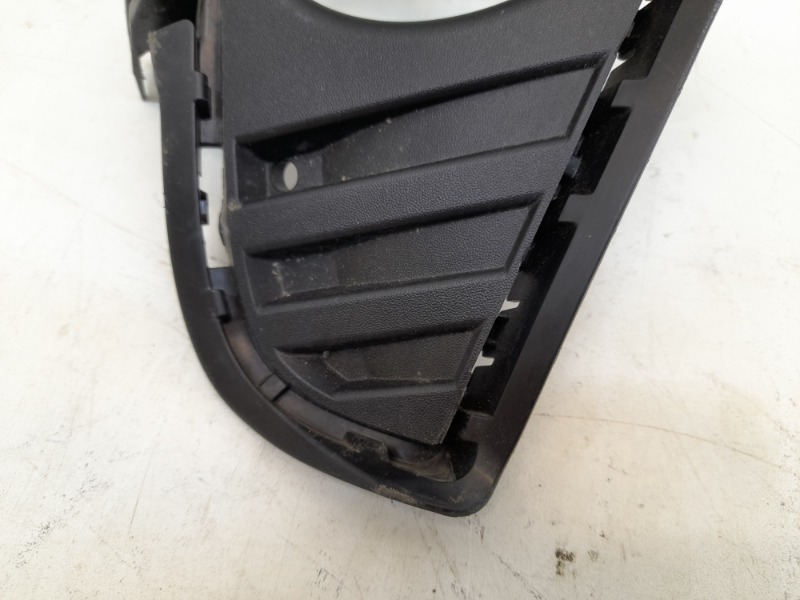 Рамка противотуманной фары правой