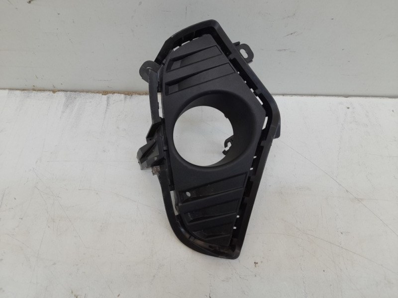 Рамка противотуманной фары правой