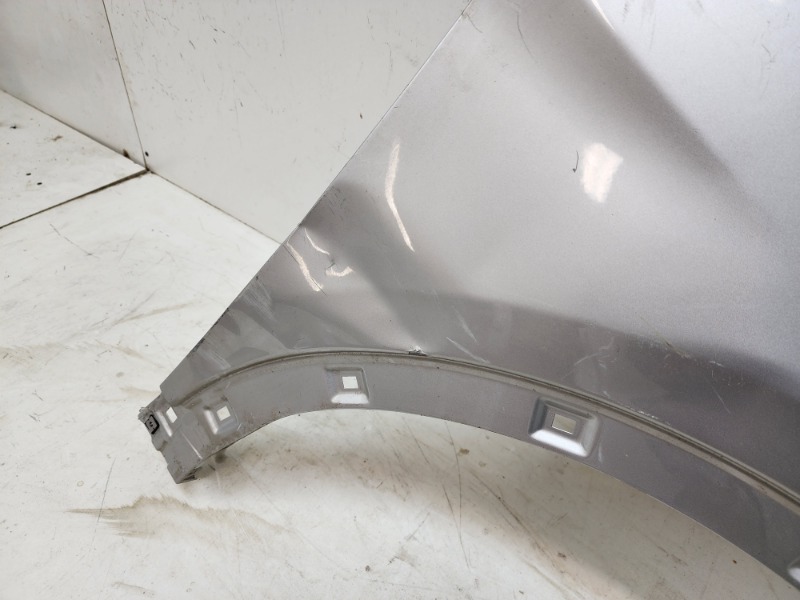 Крыло переднее правое