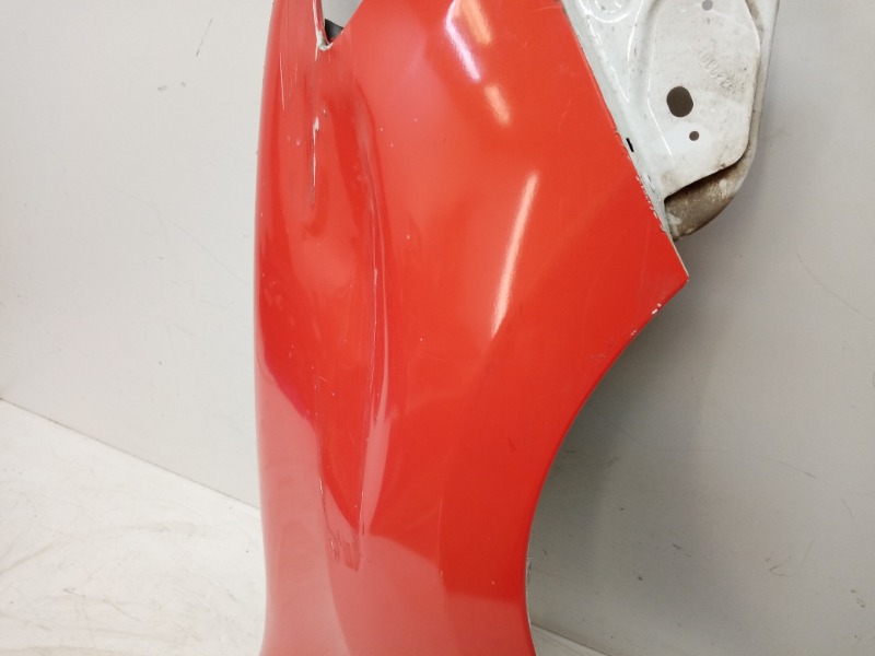 Крыло переднее правое