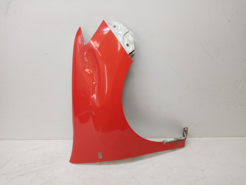 Крыло переднее правое