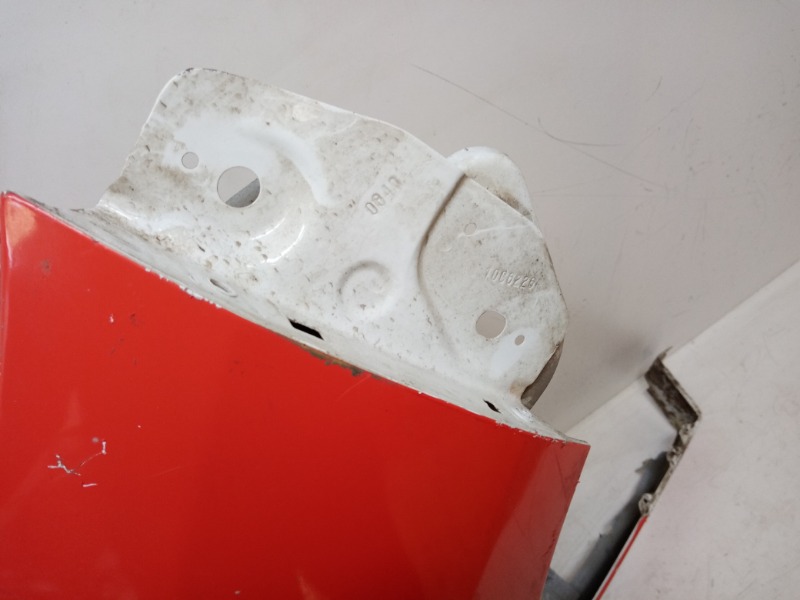 Крыло переднее правое