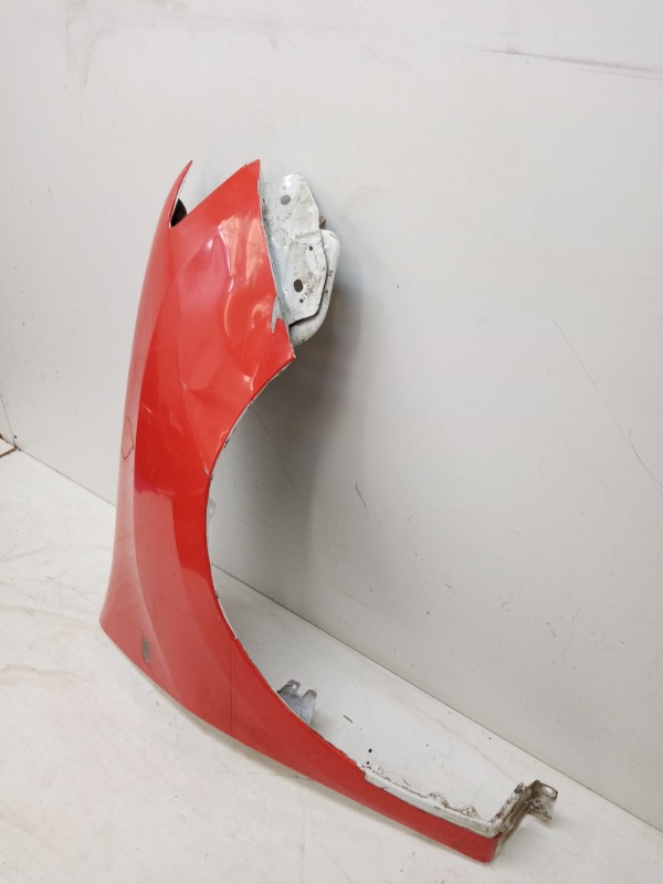 Крыло переднее правое